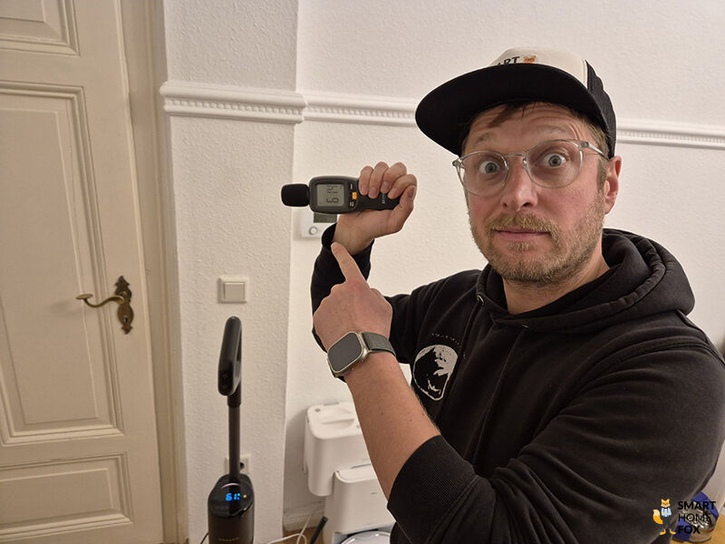 Dreame H15 Pro Lautstaerke wird mit Dezibelmesser festgestellt.